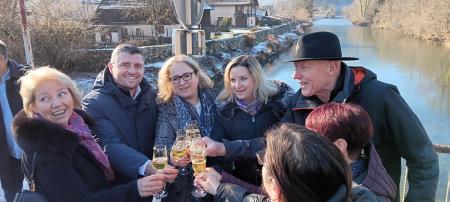 IMG-1f74cf024ed5d192d27b7e7422b905e6-V